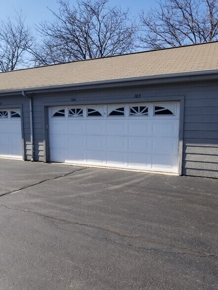 1 garage space - 15 FOXCROFT Rd