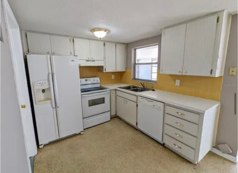 Building Photo - 8019 Portage Dr