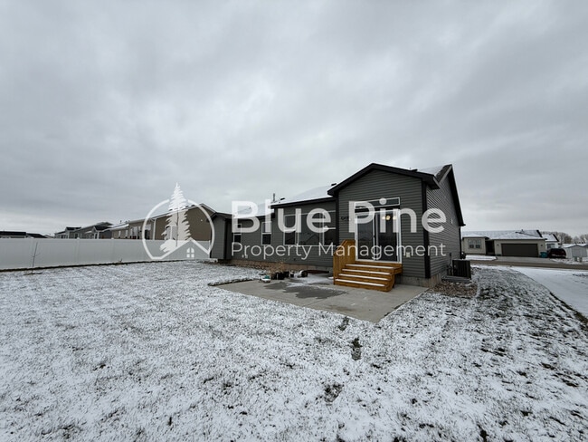 Building Photo - 4335 N Dudley Ave