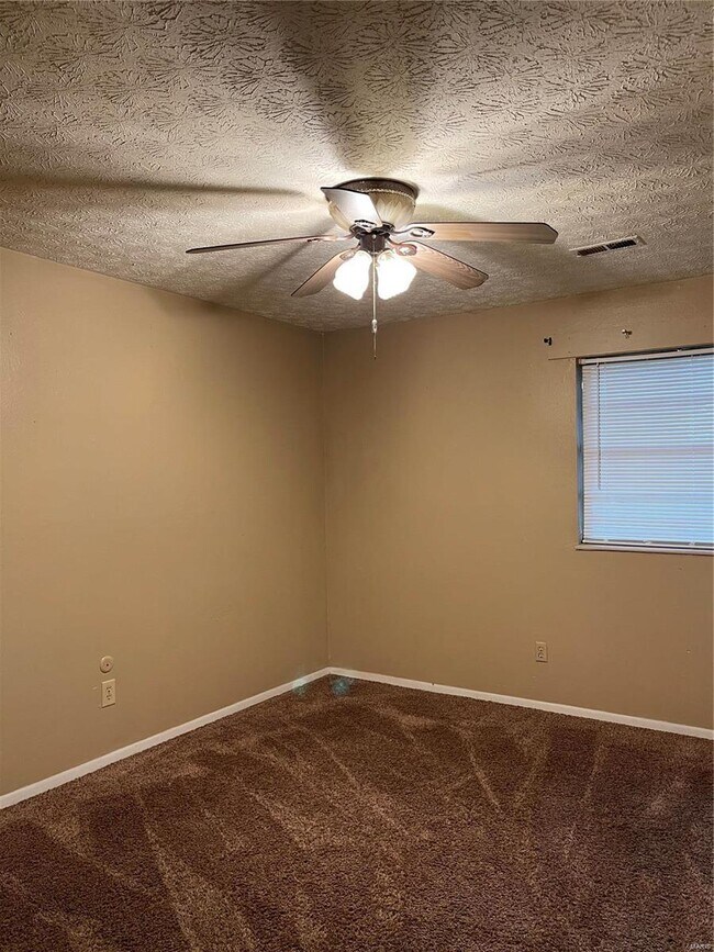 Building Photo - 302 Estate Dr