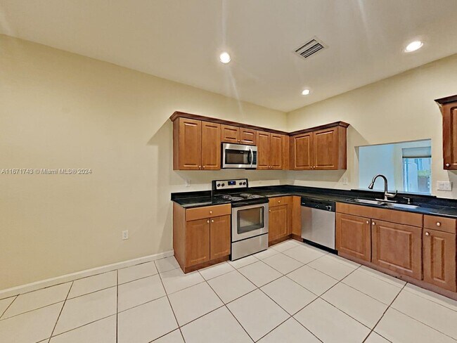 Building Photo - 8101 Madison Lakes Cir S