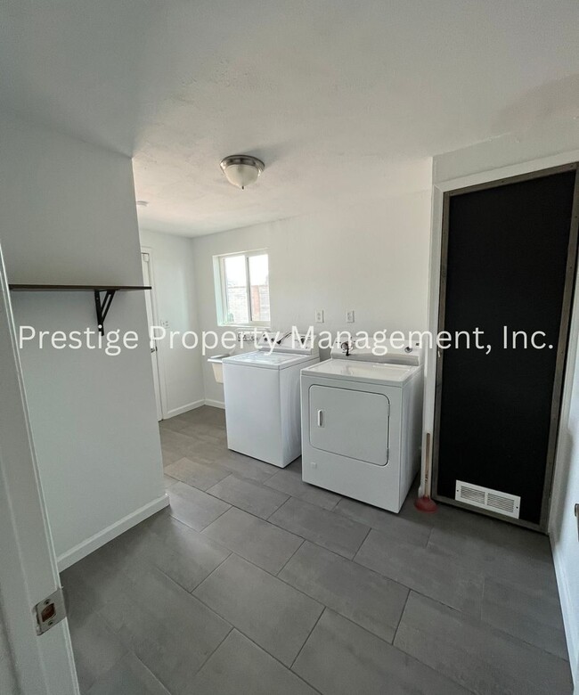 Building Photo - Welcome to This Lovely 3/2.5 East Side Home!!