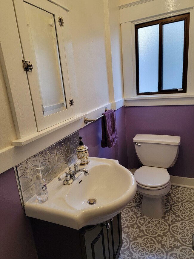 Building Photo - 3709 Hoyt Ave