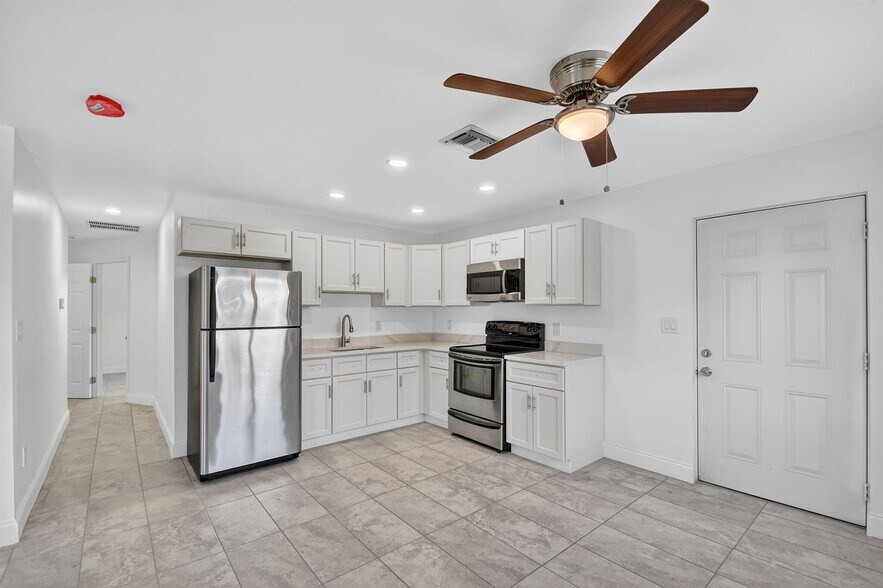 Building Photo - 917 W 2nd St