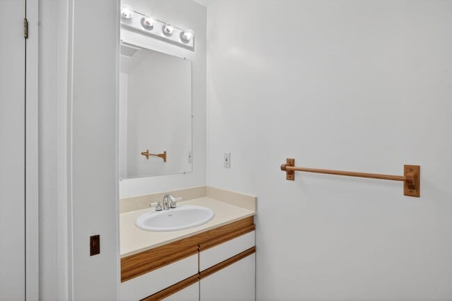 Building Photo - Absolutely Beautiful 4BR 3.5BA 2 Story Home in quiet neighborhood in Los Altos