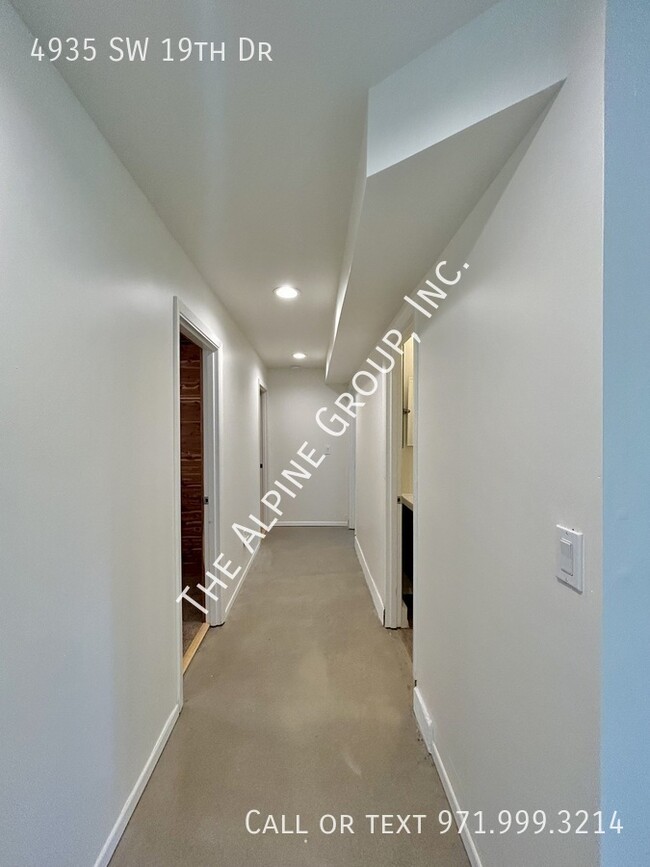 Building Photo - 4935 SW 19th Dr