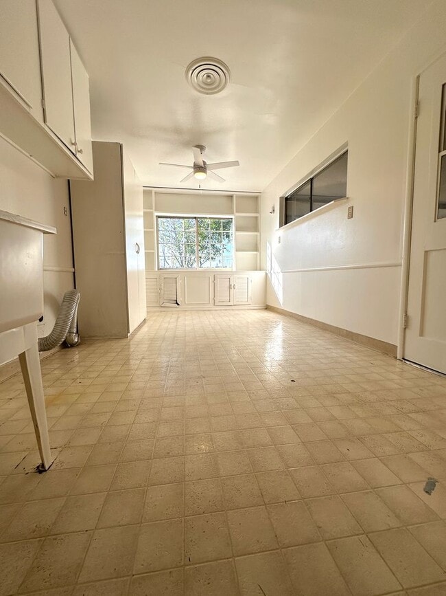 Building Photo - Lovely 3 Bed, 1 Bath with large backyard