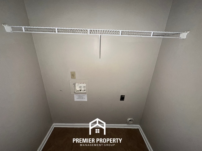 Building Photo - Cozy 3-Bedroom Memphis Rental with Brick Fireplace, High Ceilings & Fenced Yard