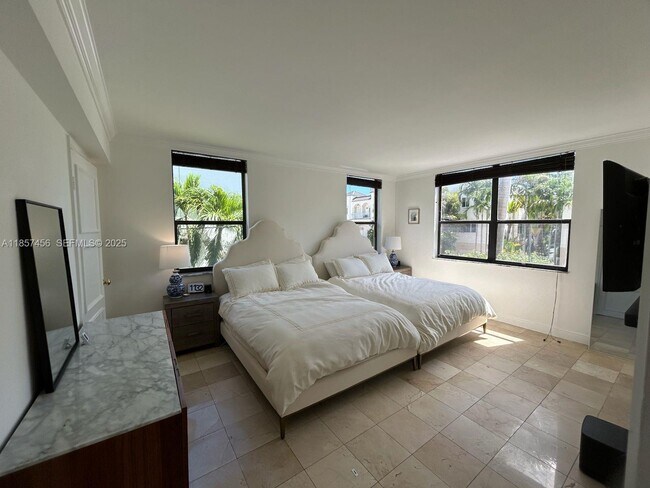 Building Photo - 10000 Bay Harbor Terrace