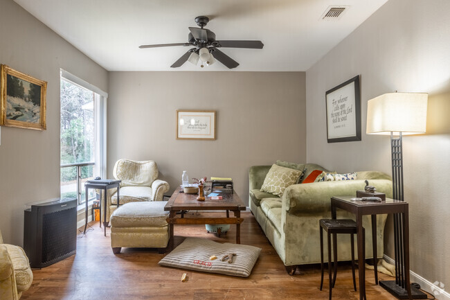 2BR, 2BA - 1025SF - Living Room - Sycamore Condos