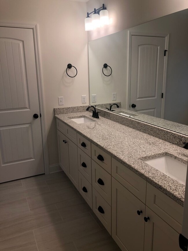 Building Photo - 3 Bedrooms + 2.5 Bath Renatal in East Brainerd