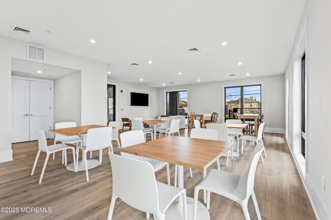 Building Photo - 218 3rd Ave