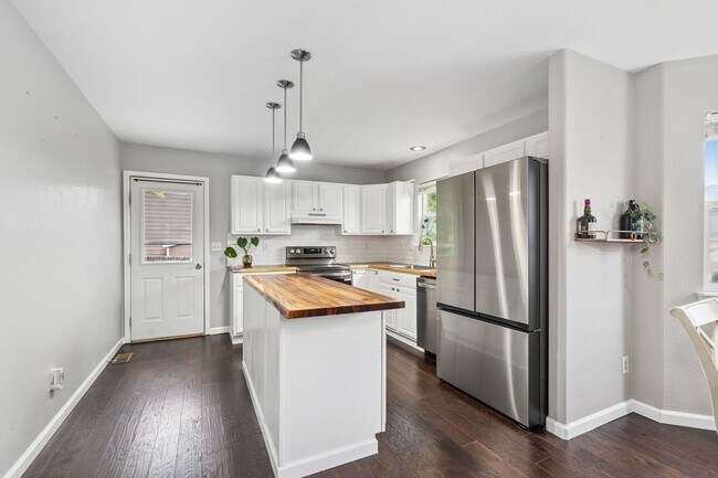 Building Photo - Stylish living in this modern 3 bed 2 bath...