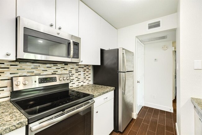 Building Photo - 7098 N Holiday Dr