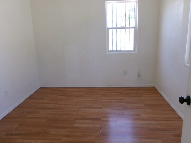 Building Photo - 1209 W 60th Pl