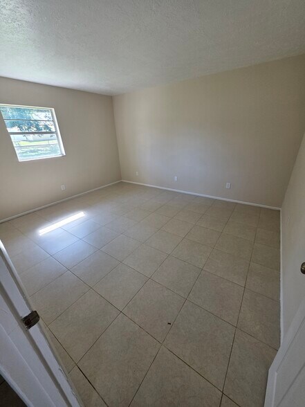 Building Photo - 5230 SE 31st St