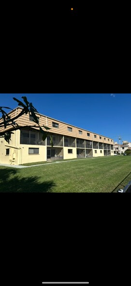 Building Photo - 7101 Ridgewood Ave