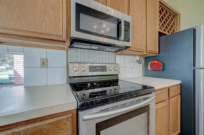 Building Photo - 7030 River Garden Dr