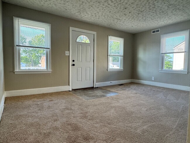 Building Photo - Recently updated spacious 2 bedroom with flex space and fenced backyard