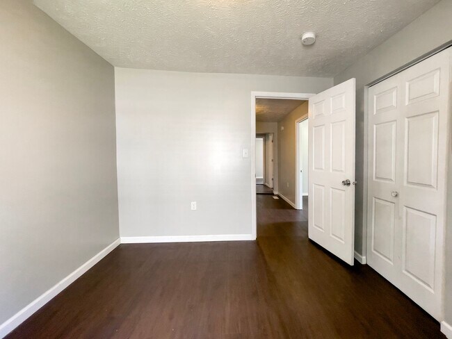 Building Photo - PRELEASING for AUGUST! 5 Bedroom, 3 Bathroom Home Close to Campus: In-Unit Washer and Dryer