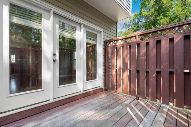 Building Photo - Stunning 3 Story Townhome in South Durham!
