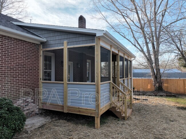 Building Photo - 306 S First St