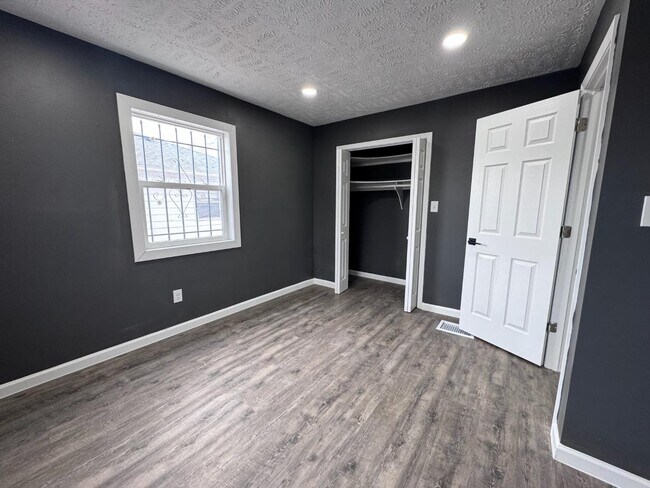 Building Photo - 2127 Winfield Ave