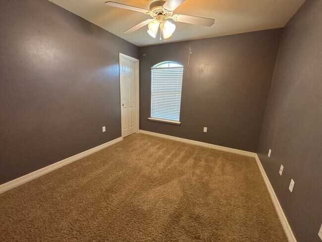 Building Photo - 4 BEDROOM WITH BONUS ROOM IN LEGACY SUBDIVISION