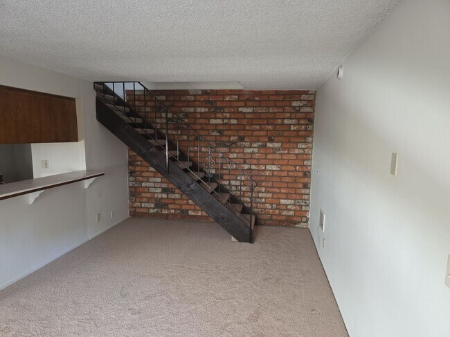 Building Photo - Popular two story condo with garage