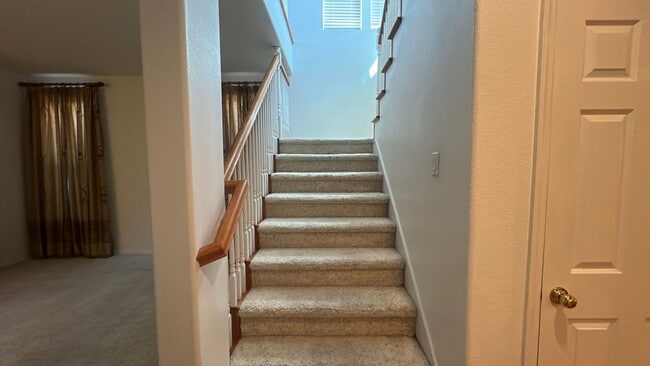 Building Photo - West Palmdale Home in Golf Course
