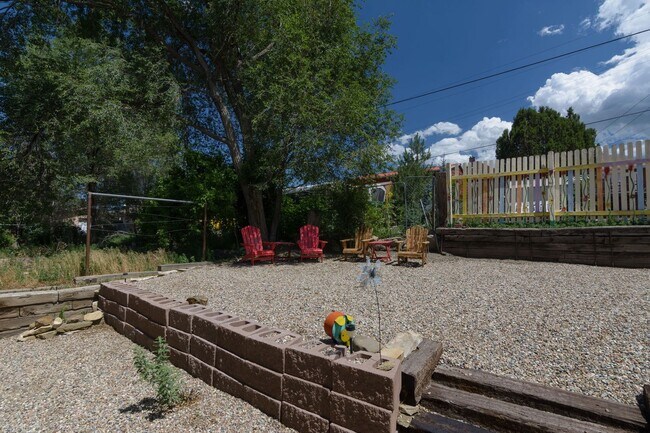 Building Photo - Charming partially furnished 1 bedroom Duplex Apartment