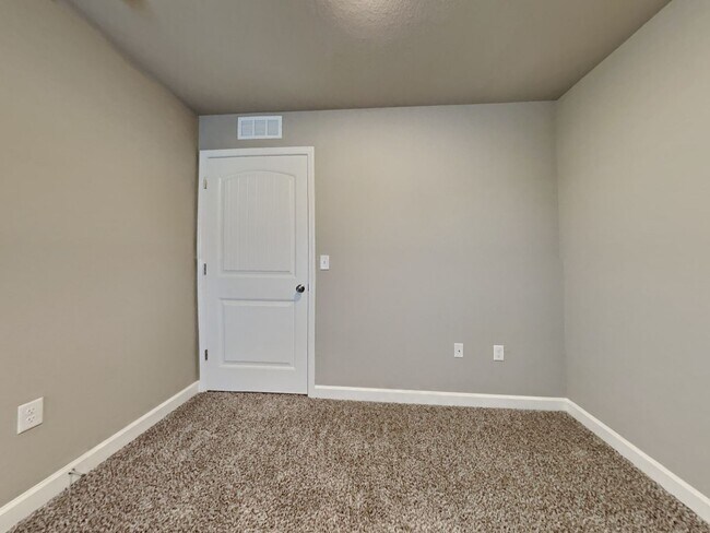 Building Photo - 3 BR/2BA Newly Renovated Single Family Home | 2-Car Covered Parking |In Blue Springs!