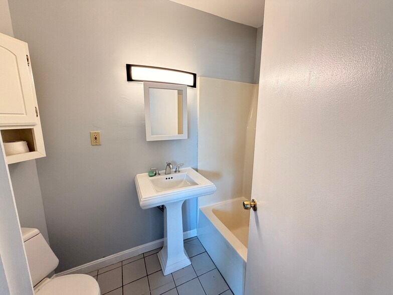 Building Photo - 394 Riverway