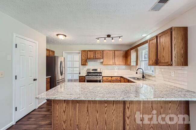 Building Photo - 10930 Pinehigh Dr