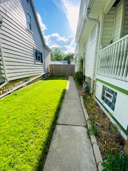 Building Photo - 623 S 60th St