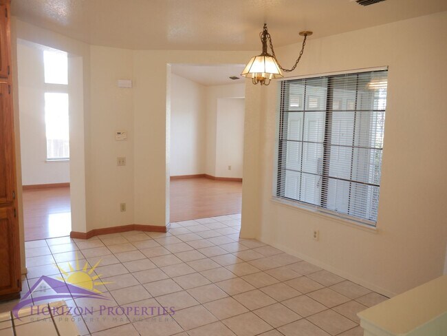 Building Photo - Bright 3 Bed 2 Bath 1,477 Sq. Ft. Sacramen...