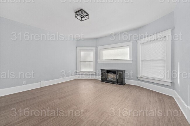 Building Photo - $850 - 1 bed 1 bath - Beautiful newly renovated Multi-family home located in Delano