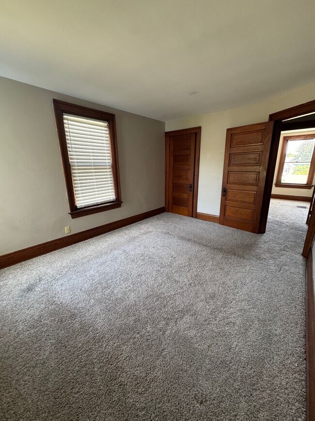 Building Photo - 202/204 Eaton Avenue