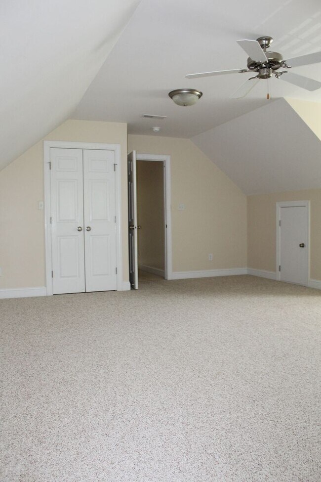 Building Photo - 113 Red Field Pl