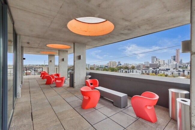 Building Photo - Awesome 1BR Loft Style Condo Overlooking M...