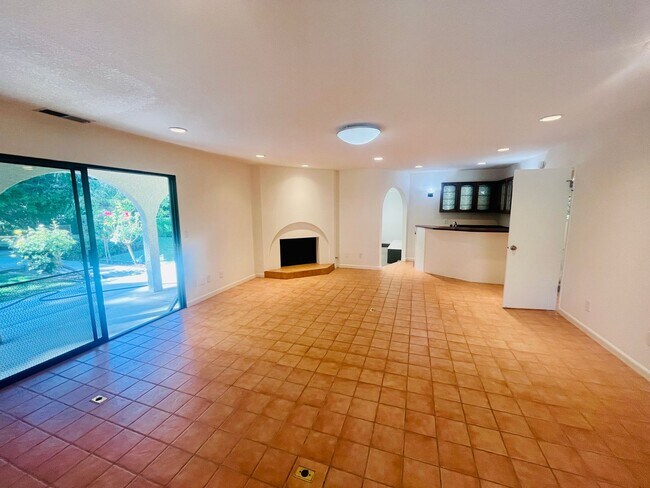 Building Photo - Extraordinary home with expansive yard on a flag lot in Mountain View.  Great Location and Schools.