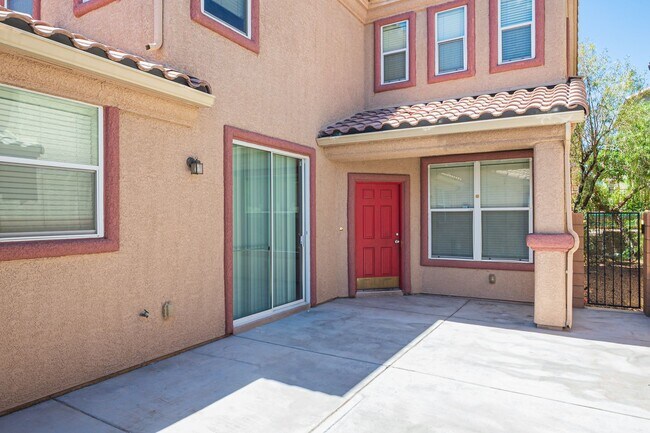Building Photo - Beautiful 4 Bedroom 2.5 bath Home in the Southwest!