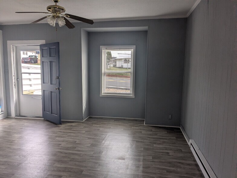 Building Photo - 718 W Main St