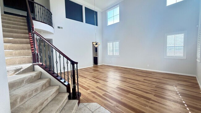 Building Photo - New listing! Bright and Spacious, Close to Parks and Trails