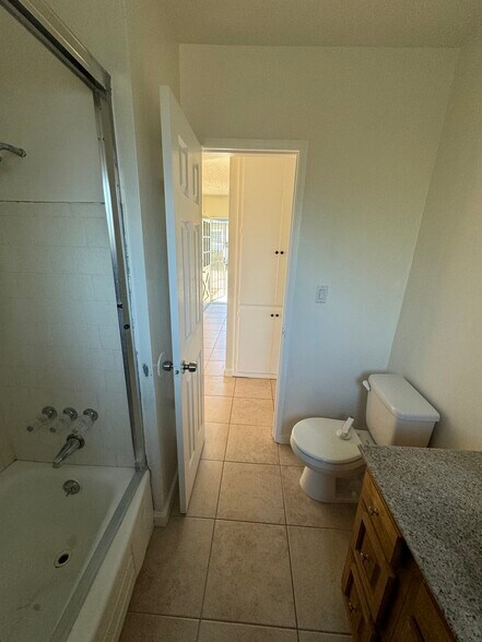 Building Photo - 831 W Walnut Ave