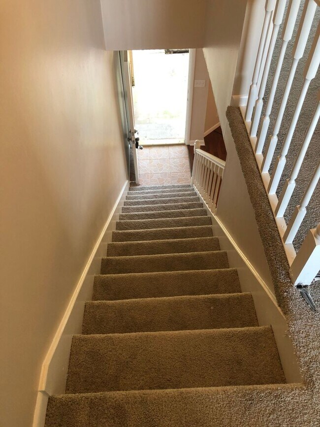 Building Photo - 2 Bed 1.5 Bath Townhome Located in Jacksonville Beach - Fenced in Yard!