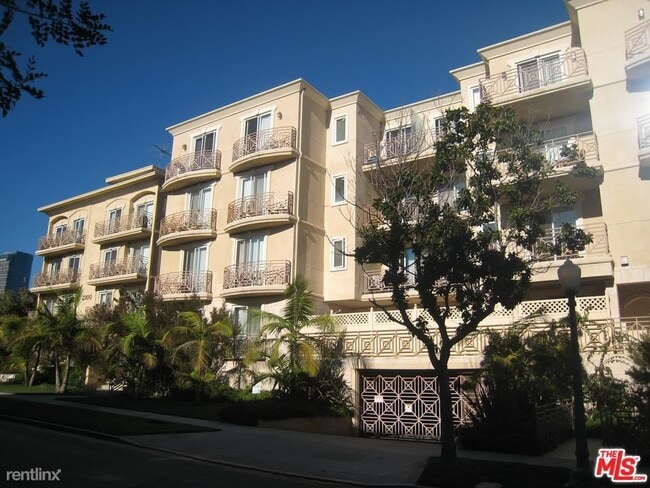 Building Photo - 2306 Fox Hills Dr