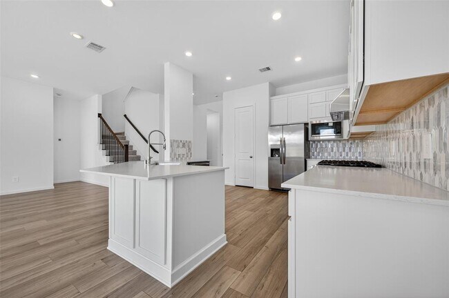 Building Photo - 32006 Medallion Oaks Trl
