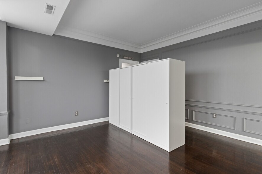 Building Photo - 2900 E Jefferson Ave