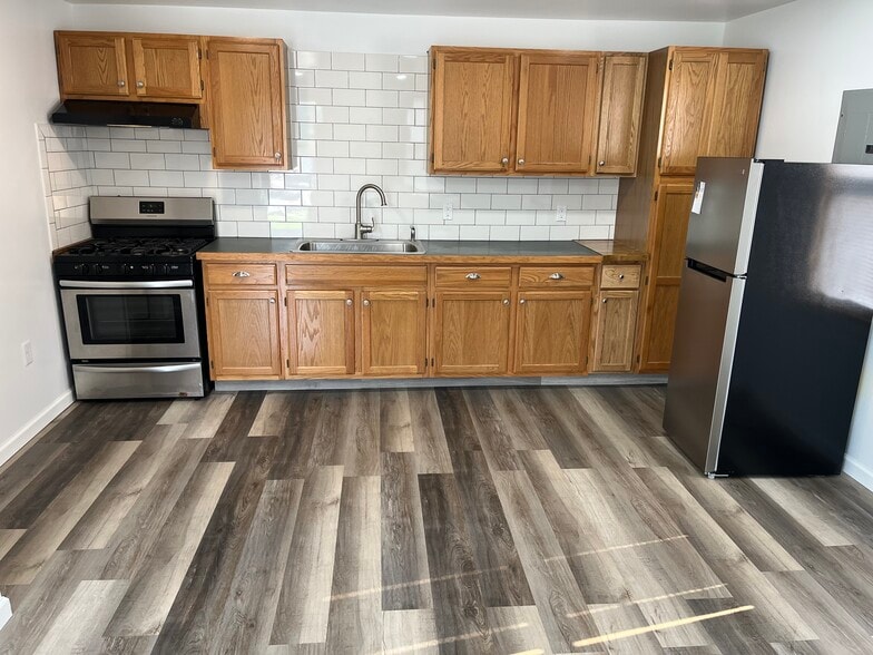 Primary Photo - 112 E Young St